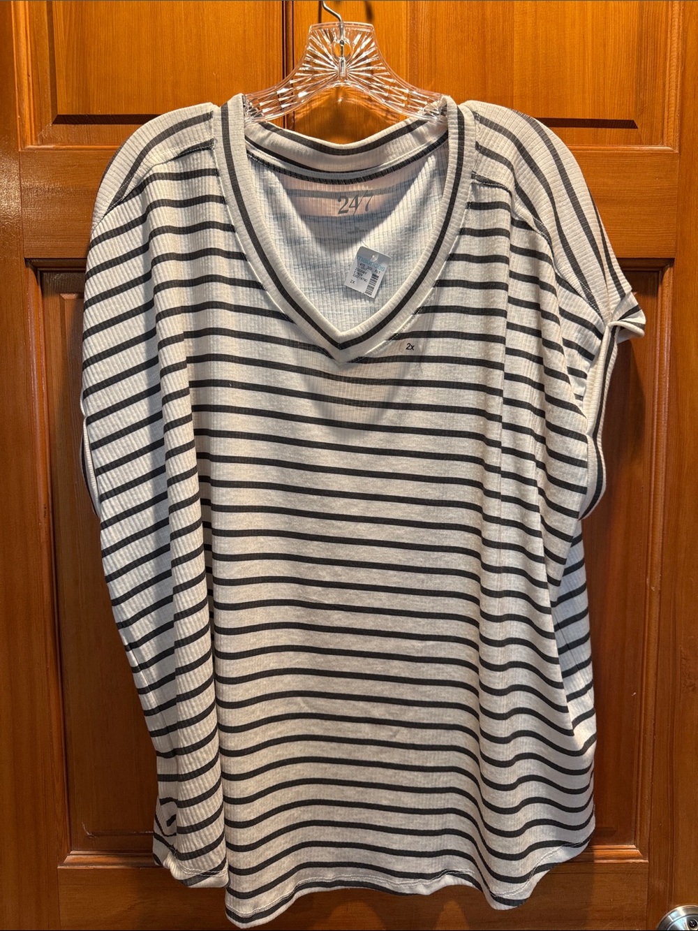 NWT Maurices Women’s Short Sleeve V-Neck Striped Shirt White & Dark Forest Green